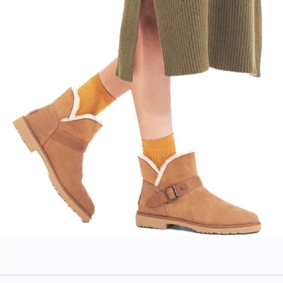 UGG Women's UGG Romely Short BuckleChestnut Suede - Picture 1 of 9